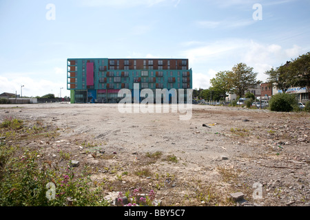 Gebäude stehen in unebenem Gelände Stockfoto