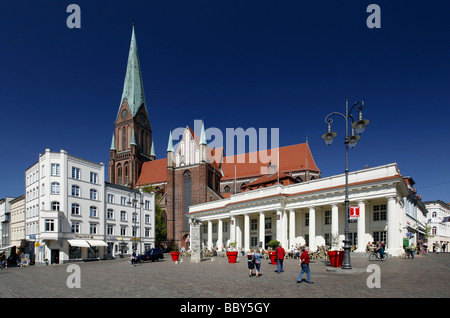 Neues Gebaeude Gebäude am Marktplatz und Schweriner Dom Dom, Schwerin, Mecklenburg-Western Pomerania, Deutschland, Eur Stockfoto