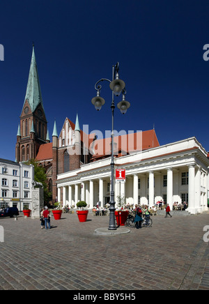 Neues Gebaeude Gebäude am Marktplatz und Schweriner Dom Dom, Schwerin, Mecklenburg-Western Pomerania, Deutschland, Eur Stockfoto