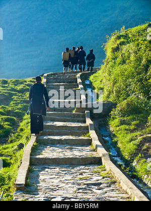 Menschen aus Dao Minderheit Fuß Weg zum Cat Cat Dorf Sapa Region Vietnam JPH0221 Stockfoto