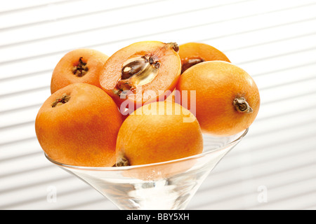 Gemeinsamen Mispeln (canescens Germanica) in einem Glas Stockfoto