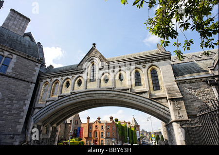 Steinerne Brücke führt zu Synode Haus aus Christchurch Cathedral Dublin Irland Stockfoto