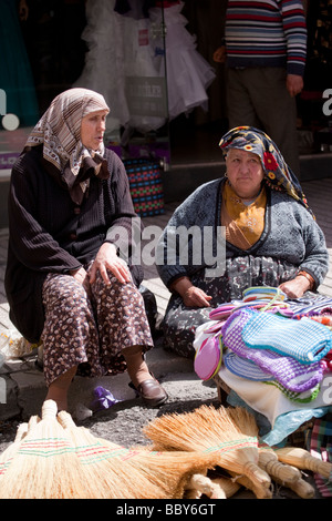 Frauen verkaufen Besen in einem kleinen Markt in der Türkei Stockfoto