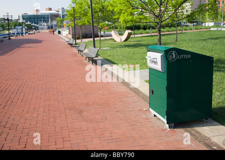 Solarbetriebene Müllpresse neben Baltimore Inner Harbor. Stockfoto