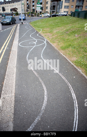 weiße Linien Plymouth. Graffiti-Vandalismus-Kunst. Student der Universität von plymouth Stockfoto
