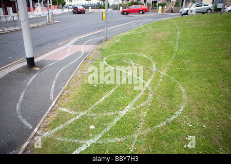 weiße Linien Plymouth. Graffiti-Vandalismus-Kunst. Student der Universität von plymouth Stockfoto