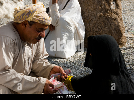 Austausch von Geld in der nizwa Ziege Markt Stockfoto