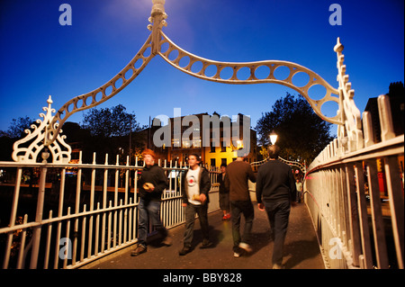 Menschen überqueren die Ha Penny am unteren Ormond Quay Central Dublin Irland Stockfoto