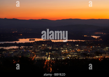 Sonnenuntergang über Lake Burley Griffin und Canberra CBD von Mount Ainslie Canberra ACT Australien Stockfoto