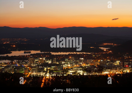 Sonnenuntergang über Lake Burley Griffin und Canberra CBD von Mount Ainslie Canberra ACT Australien Stockfoto