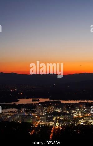 Sonnenuntergang über Lake Burley Griffin und Canberra CBD von Mount Ainslie Canberra ACT Australien Stockfoto