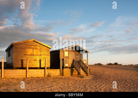 Strand Hütten am Walberswick beleuchtet leicht warmen Abend im Sommer an der Küste von Suffolk. Stockfoto