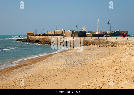 Playa de La Caleta y Castillo de San Sebastián de Cádiz Andalucía España La Caleta Strand Schloss von San Sebastian in Cadiz Spanien Stockfoto