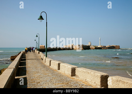 Playa de La Caleta y Castillo de San Sebastián de Cádiz Andalucía España La Caleta Strand Schloss von San Sebastian in Cadiz Spanien Stockfoto