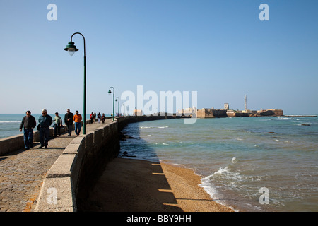 Playa de La Caleta y Castillo de San Sebastián de Cádiz Andalucía España La Caleta Strand Schloss von San Sebastian in Cadiz Spanien Stockfoto