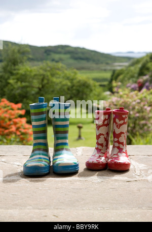 Childrens Wellington Stiefel auf Garten Schritte Stockfoto