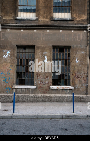 Zerbrochene Fensterscheiben auf verlassenen Fabrik, genommen in Rijeka, Kroatien, Europa Stockfoto