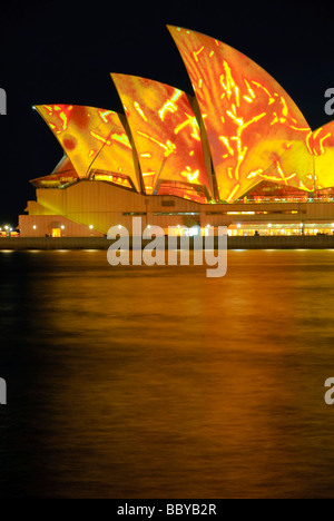 Das Sydney Opera House beleuchtet in der herrlichen Farbe während des Festivals Vivid Sydney Stockfoto