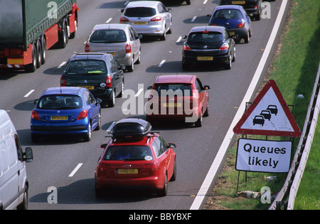 Roadsign Warnung von Warteschlangen durch Stau an Baustellen auf der A1/M1 Autobahn in der Nähe von Leeds Yorkshire UK Stockfoto