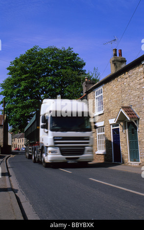 Bus fahren durch ruhiges Dorf in der Nähe von Leeds Yorkshire UK Stockfoto