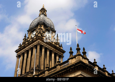 Flagge von Saint George fliegen aus Leeds Rathaus erbaut 1858, entworfen von Cuthbert Brodrick Leeds Yorkshire uk Stockfoto