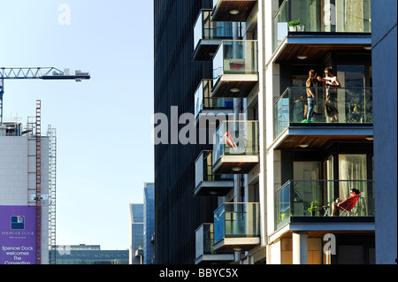 Junge Menschen in neue Wohnblocks auf dem Dockland Gebiet der zentralen Dublin Irland Stockfoto