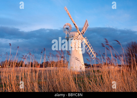 Thurne Windmühle beleuchtet durch das warme Licht der untergehenden Sonne über den Norfolk Broads National Park Stockfoto