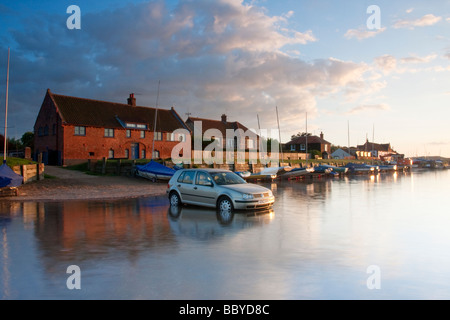 Auto geparkt und links am Burnham Overy Staithe an der Küste von Norfolk, die Flut kommt in das Auto ist gestrandet & beginnt zu überfluten Stockfoto