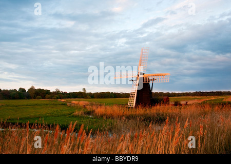 Herringfleet aus Holz Kittel Entwässerung Mühle endlich Licht auf der Suffolk-Seite des Rahmens an die Broads Norfolk & Suffolk. Stockfoto