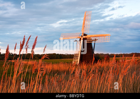 Herringfleet aus Holz Kittel Entwässerung Mühle endlich Licht auf der Suffolk-Seite des Rahmens an die Broads Norfolk & Suffolk. Stockfoto