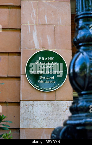 Gedenktafel an der Richmond Theater, Richmond, Surrey England, die besagt, dass das Theater von der renommierten frank Matcham entworfen wurde Stockfoto