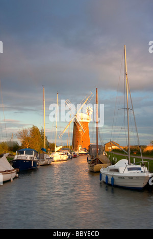 Hosey Windmühle und Boote bei Horsey Staithe auf den Norfolk Broads Stockfoto