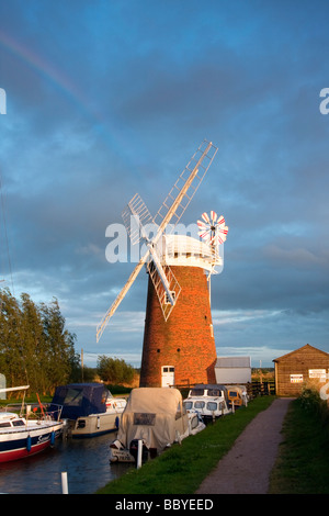 Horsey Windmühle / Entwässerung Mühle und Regenbogen während eines vorbeifahrenden Sturm auf den Norfolk Broads Stockfoto