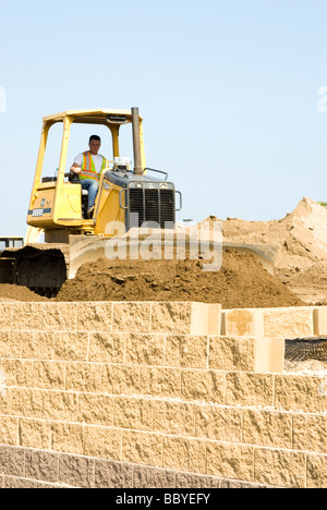 Bulldozer arbeitet auf einer Baustelle in Minnesota Stockfoto