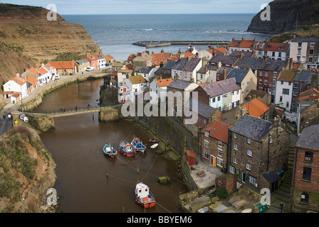 Blick hinunter auf die Ostküste Stadt Staithes in North Yorkshire Stockfoto