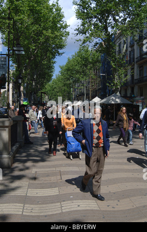 Gut gekleidet senior woman entlang der Ramblas in Barcelona, Spanien Stockfoto