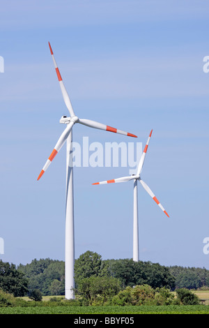 Windenergieanlagen in Niedersachsen, Norddeutschland Stockfoto