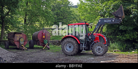 Traktor auf einer Farm in England Stockfoto