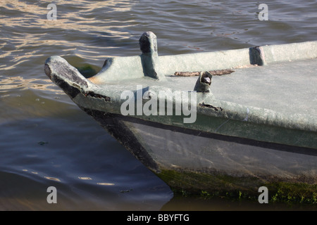 Bug der verlassene Boot in einer Lagune, Insel Albarella, Venedig, Italien. Stockfoto