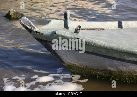 Bug von verlassenen Booten in einer Lagune, Insel Albarella, Venedig, Italien. Stockfoto