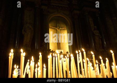 Votiv-Kerzen brennen in einer Kirche Stockfoto
