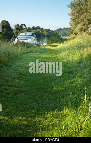 Sportboot ankern auf der Themse am Kind Beale in der Nähe von Pangbourne Berkshire Uk Stockfoto