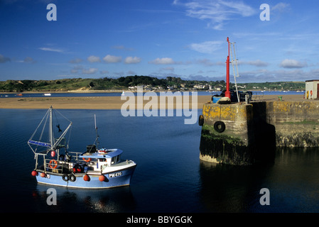 Angelboot/Fischerboot kommt in Padstow Quay in Cornwall Stockfoto