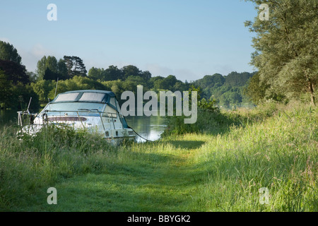 Sportboot ankern auf der Themse am Kind Beale in der Nähe von Pangbourne Berkshire Uk Stockfoto