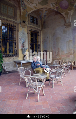 Hinteren Veranda der Villa Torrigiani, zwei Touristen die Ruhe genießen Stockfoto