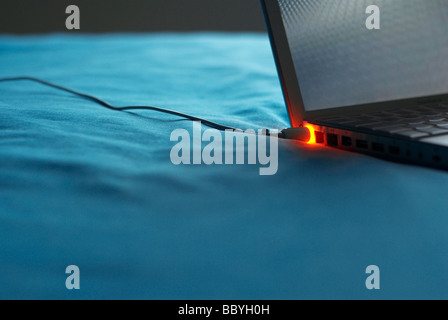 Laptop mit Kabel Stockfoto