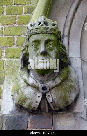 Statue eines Königs vor Eingang zu St Johns Winchester Almosen Armenhäuser High Street Winchester Hampshire England Stockfoto