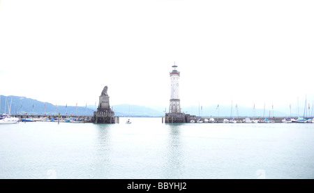 Blick auf die Hafeneinfahrt von Lindau am Bodensee, Deutschland Stockfoto