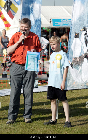 Der Bürgermeister von Lewisham, Sir Steve Bullock, präsentiert einen Preis für dem Gewinner des Gewinnspiels Kite-Herstellung. Stockfoto