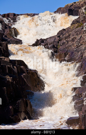 Kessel-Schnauze ist ein 180 Meter langen Wasserfall am Oberlauf des Flusses Tees im Norden Englands erreicht, Stockfoto